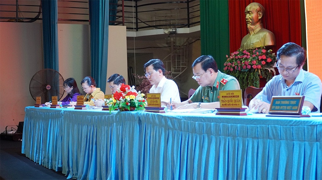 Chủ nhiệm Ủy ban Quốc phòng và An ninh Lê Tấn Tới tiếp xúc cử tri tại các huyện Đức Hòa, Bến Lức tỉnh Long An