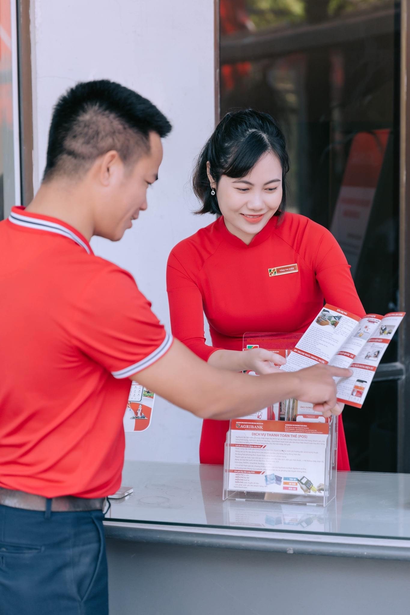 Cán bộ Agribank hướng dẫn cho người dân các chính sách hỗ trợ