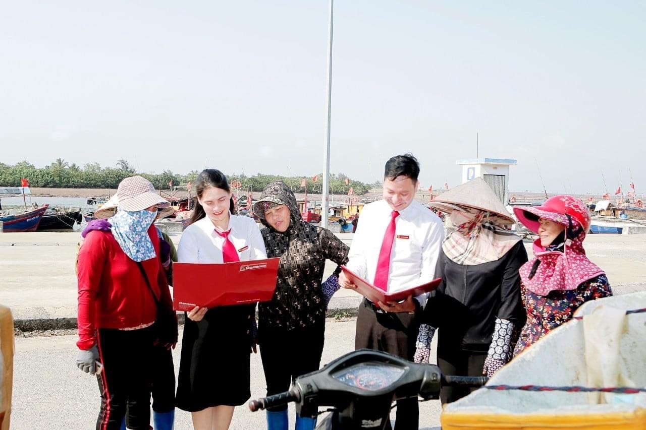 Người dân phấn khởi đón nhận sự hỗ trợ của Đảng, Nhà nước