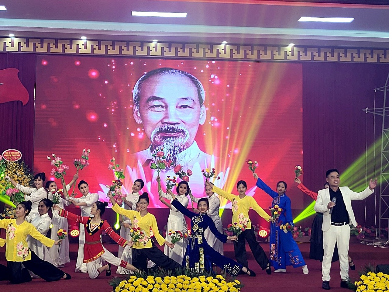 Tiết mục văn nghệ chào mừng Lễ kỷ niệm Gặp măt kỷ niệm 75 năm Ngày thành lập Đảng bộ huyện -0