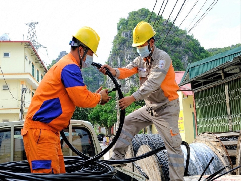 Trong tháng 5, EVNNPC đã tiếp nhận giải quyết cấp điện cho 214 khách hàng trung áp Đảm bảo cung cấp điện cho đời sống dân sinh và phát triển kinh tế xã hội -0