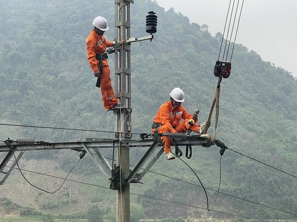Trong tháng 5.2022, EVNNPC đã khởi công 7/23 dự án theo kế hoạch Đảm bảo cung cấp điện cho đời sống dân sinh và phát triển kinh tế xã hội -0