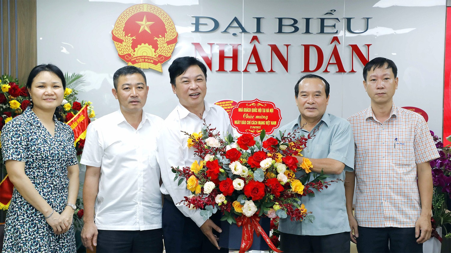 Các cơ quan chúc mừng Báo Đại biểu Nhân dân nhân kỷ niệm 97 năm Ngày Báo chí Cách mạng Việt Nam* Phó Trưởng Ban Dân nguyện Lưu Bình Nhưỡng, Thường trực Ủy ban Đối ngoại gửi lẵng hoa chúc mừng -0
