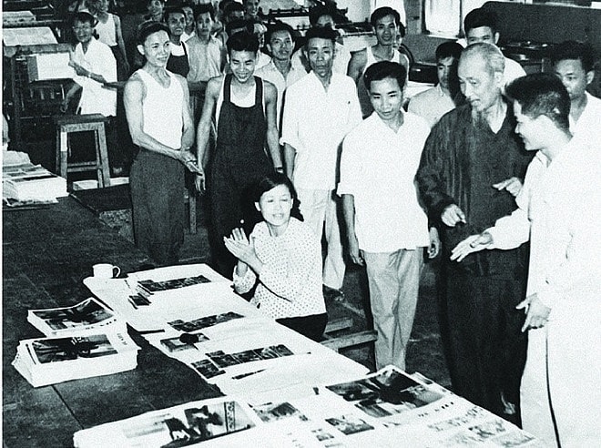 Chủ tịch Hồ Chí Minh thăm Nhà máy in Tiến bộ, ngày 13.5.1959 - Nguồn: Khu Di tích Hồ Chí Minh tại Phủ Chủ tịch
