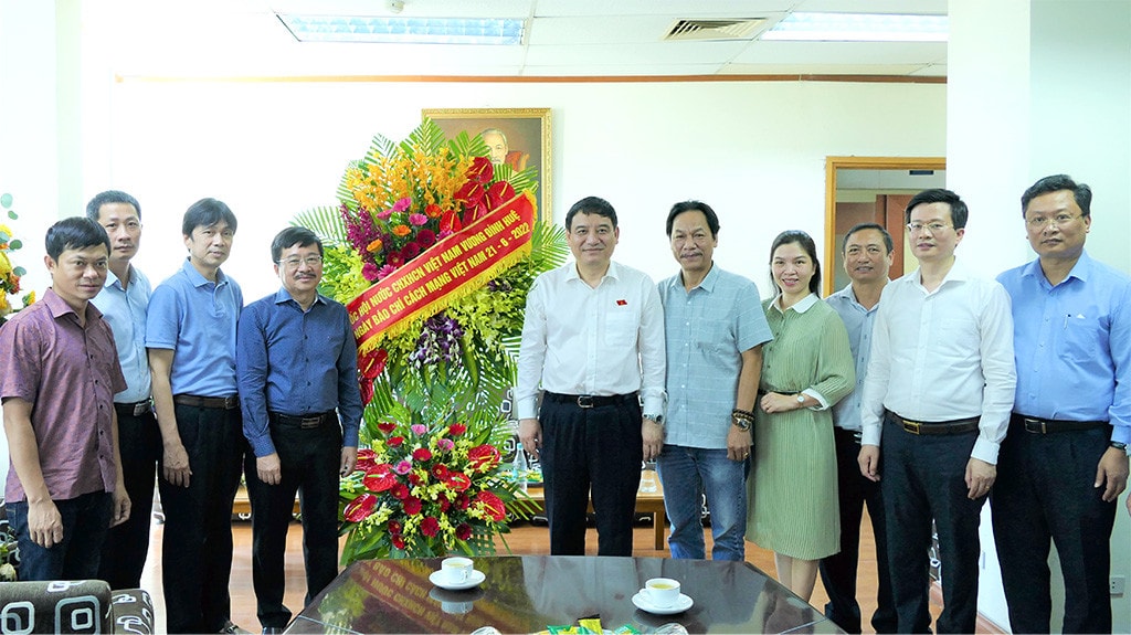 Chủ nhiệm Ủy ban Văn hóa, Giáo dục Nguyễn Đắc Vinh chúc mừng các cơ quan báo chí