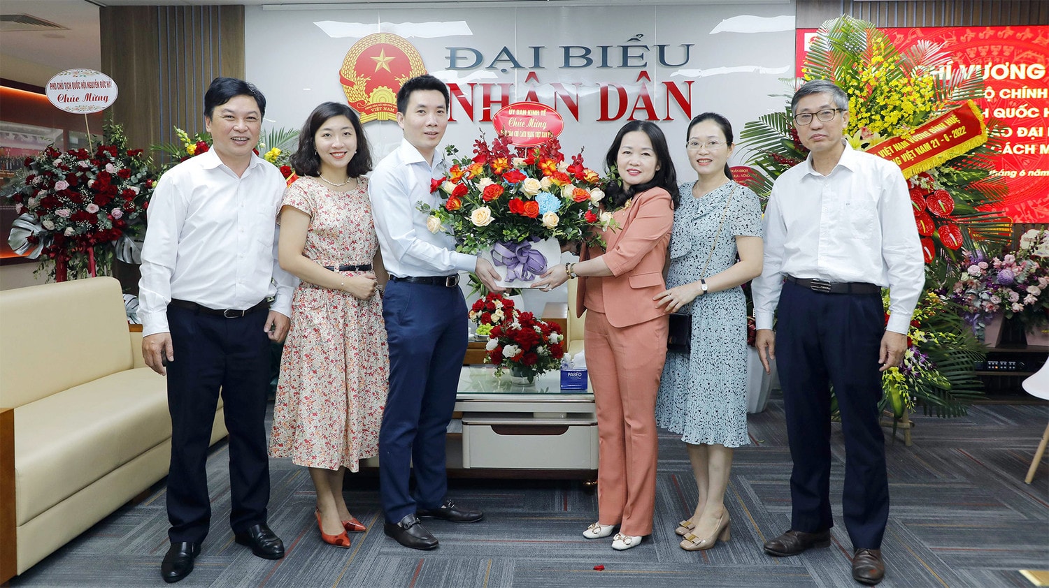 Các cơ quan chúc mừng Báo Đại biểu Nhân dân nhân kỷ niệm 97 năm Ngày Báo chí Cách mạng Việt Nam* Phó Trưởng Ban Dân nguyện Lưu Bình Nhưỡng, Thường trực Ủy ban Đối ngoại gửi lẵng hoa chúc mừng -0