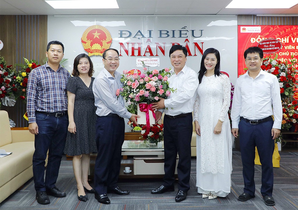 Các cơ quan chúc mừng Báo Đại biểu Nhân dân nhân kỷ niệm 97 năm Ngày Báo chí Cách mạng Việt Nam* Phó Trưởng Ban Dân nguyện Lưu Bình Nhưỡng, Thường trực Ủy ban Đối ngoại gửi lẵng hoa chúc mừng -0