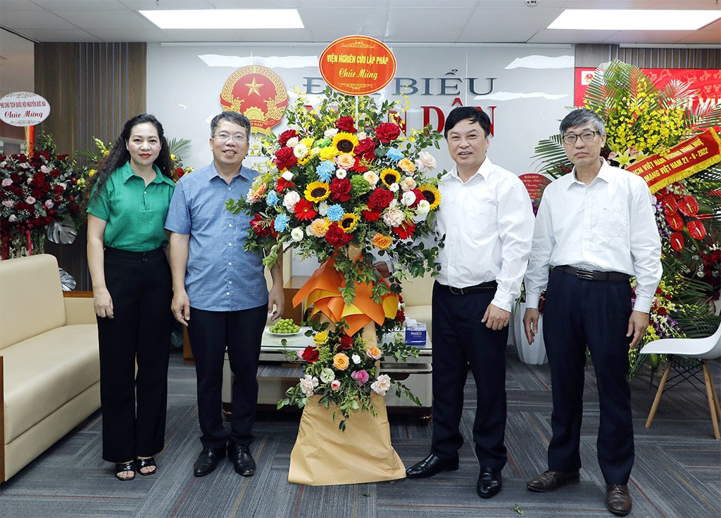 Các cơ quan chúc mừng Báo Đại biểu Nhân dân nhân kỷ niệm 97 năm Ngày Báo chí Cách mạng Việt Nam* Phó Trưởng Ban Dân nguyện Lưu Bình Nhưỡng, Thường trực Ủy ban Đối ngoại gửi lẵng hoa chúc mừng -0