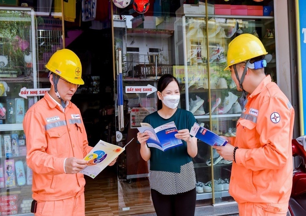 EVNNPC cũng tăng cường vận động, tuyên truyền trên các phương tiện truyền thông về việc sử dụng điện tiết kiệm, hiệu quả Chủ động các giải pháp để đảm bảo điện an toàn, tin cậy trong đợt nắng nóng cực đoan -0