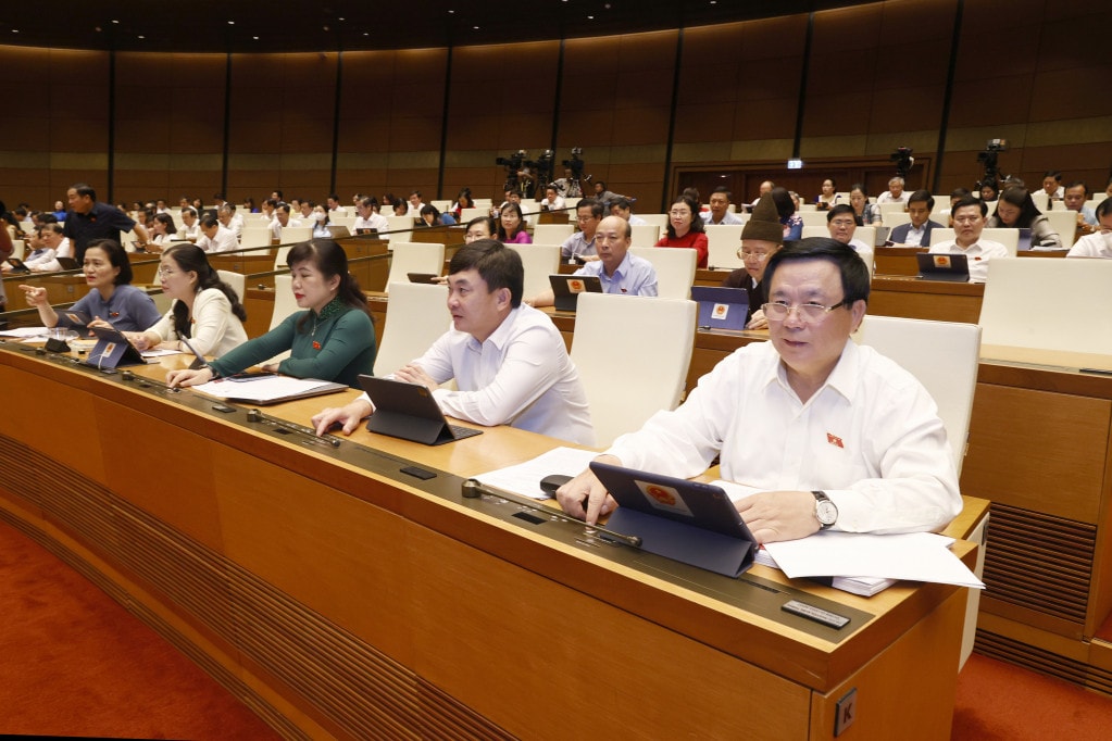 Các đại biểu Đoàn ĐBQH tỉnh Quảng Ninh biểu quyết thông qua Nghị quyết tại Kỳ họp thứ Ba, Quốc hội Khóa XV Ảnh: Q. Khánh