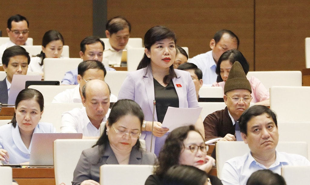 Phó trưởng Đoàn ĐBQH tỉnh Quảng Ninh Nguyễn Thị Thu Hà tham gia thảo luận tại hội trường	Ảnh: Hồ Long