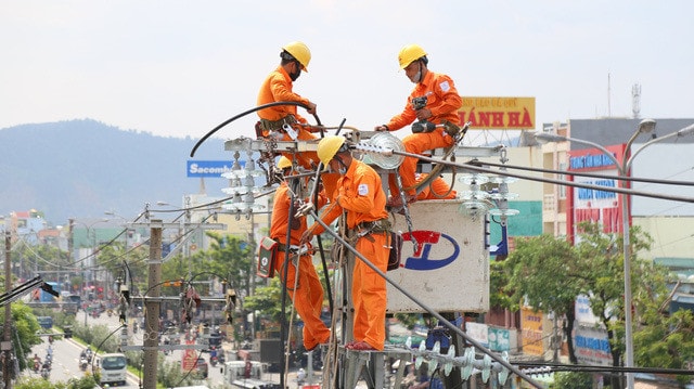 EVNNPC nỗ lực hết mình để đáp ứng nhu cầu dùng điện trong đợt nắng nóng cực đoan EVNNPC khuyến cáo khách hàng sử dụng điện tiết kiệm để tránh nguy cơ sự cố lưới -0