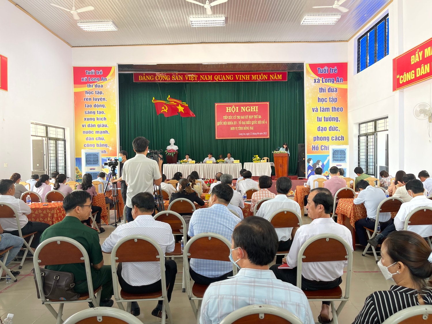 Quang cảnh buổi tiếp xúc cử tri
