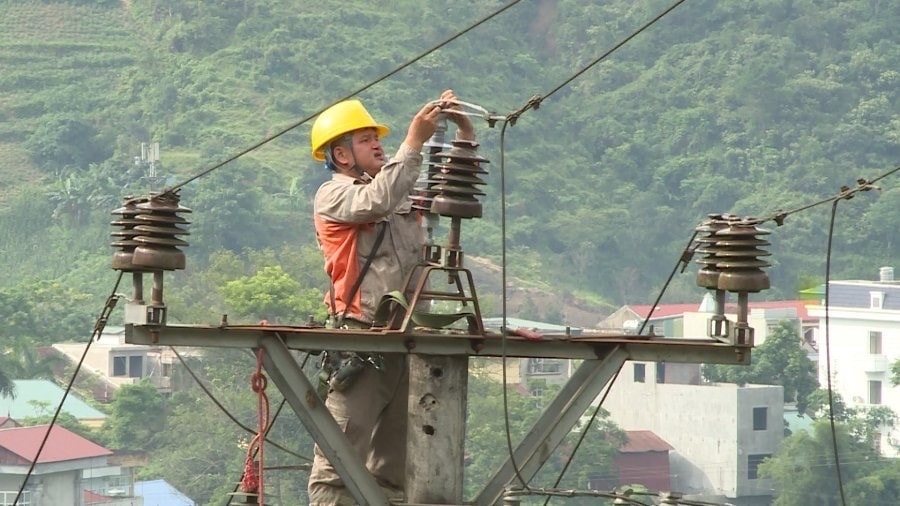 Trong những ngày nắng nóng, lực lượng trực vận hành kỹ thuật và điều độ của các đơn vị trong EVNNPC đảm bảo ứng trực 24/24 EVNNPC khuyến cáo khách hàng sử dụng điện tiết kiệm để tránh nguy cơ sự cố lưới -0