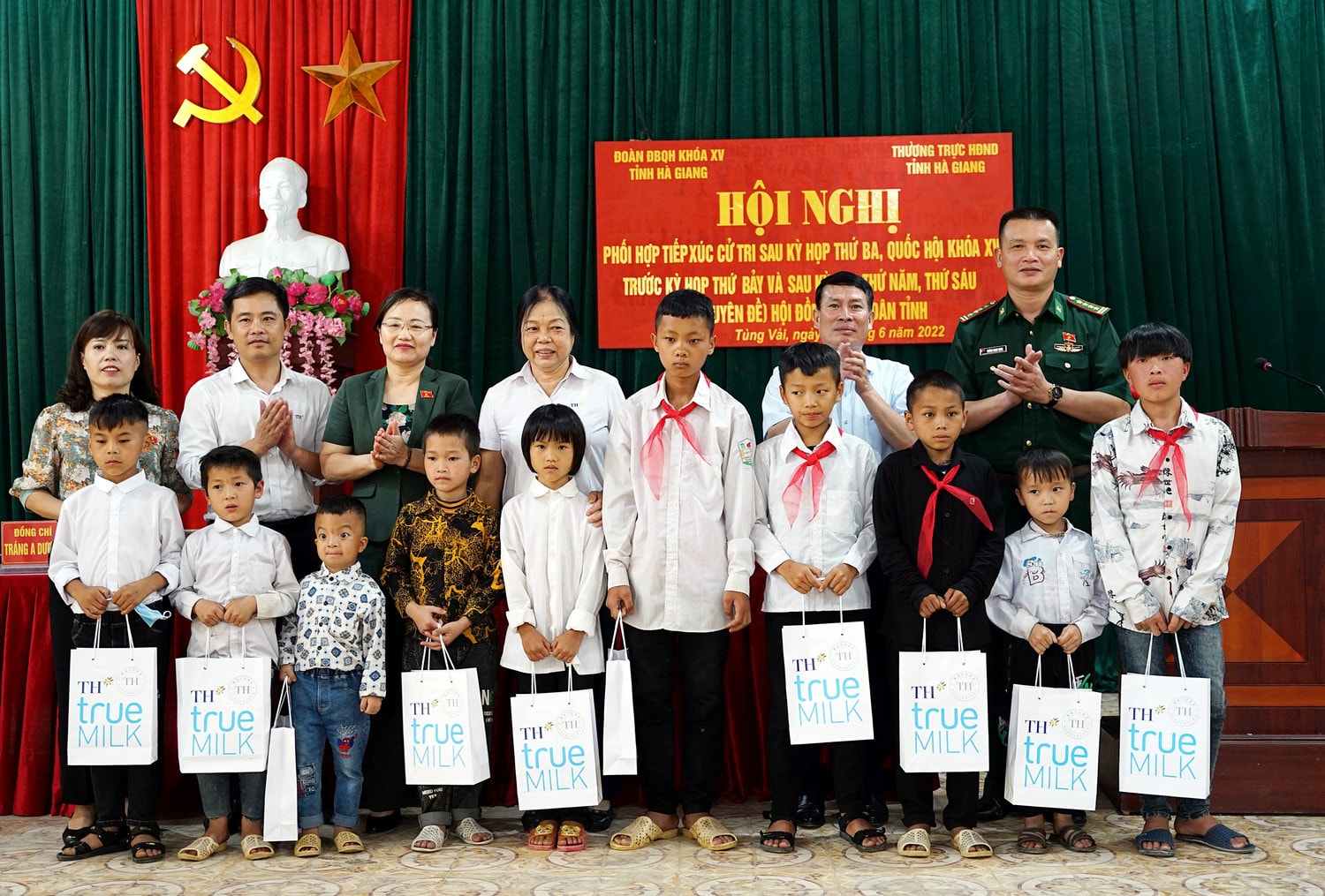 Đoàn đại biểu Quốc hội tỉnh và đại diện Tập đoàn TH True milk tặng quà học sinh nghèo vượt khó trên địa bàn xã Tùng Vài, huyện Quản Bạ Quan tâm đầu tư, sửa chữa nhằm bảo đảm điện thắp sáng cho Nhân dân -0
