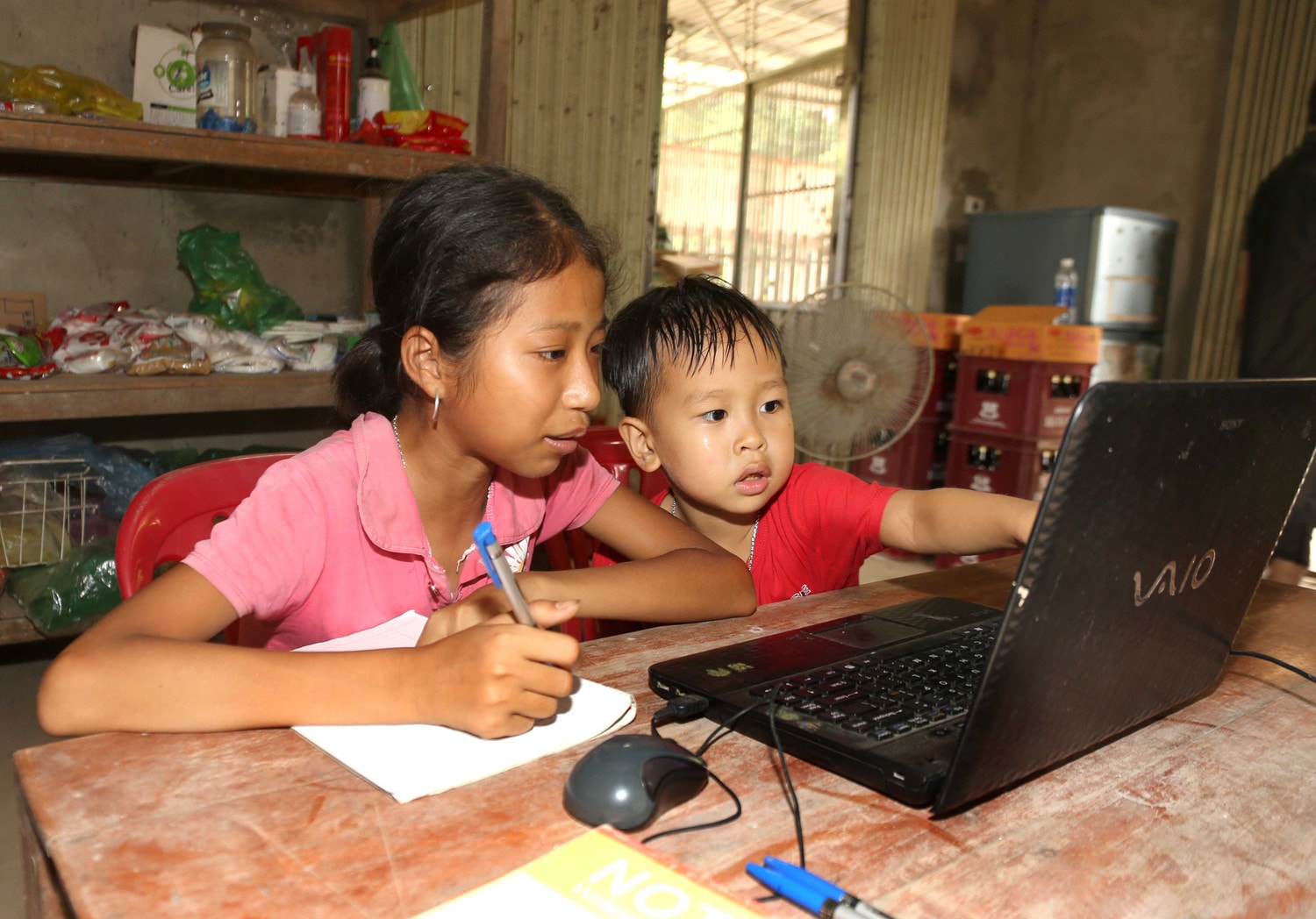 Ảnh 3: Nguồn vốn tín dụng ưu đãi thêm một lần nữa trao cơ hội cho các em học sinh nghèo ở Văn Lăng, Đồng Hỷ, Thái Nguyên. Ảnh: Đức Kiên