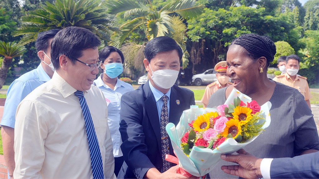 Chủ tịch Quốc hội Cộng hoà Mozambique thăm Viện Lúa Đồng bằng sông Cửu Long