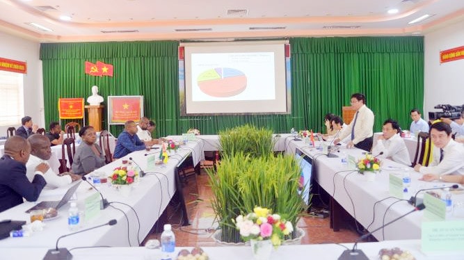 Chủ tịch Quốc hội Cộng hoà Mozambique thăm Viện Lúa Đồng bằng sông Cửu Long