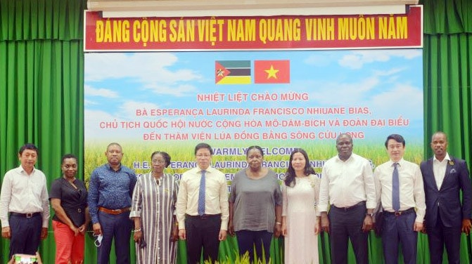 Chủ tịch Quốc hội Cộng hoà Mozambique thăm Viện Lúa Đồng bằng sông Cửu Long