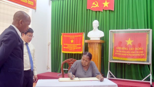 Chủ tịch Quốc hội Cộng hoà Mozambique thăm Viện Lúa Đồng bằng sông Cửu Long