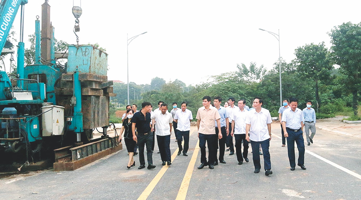 Thường trực HĐND tỉnh Phú Thọ giám sát việc thực hiện các quy định pháp luật về đất đai, các nghị quyết của HĐND tỉnh về quy hoạch, kế hoạch sử dụng đất giai đoạn 2016 - 2020 Ảnh: Ngọc Lam