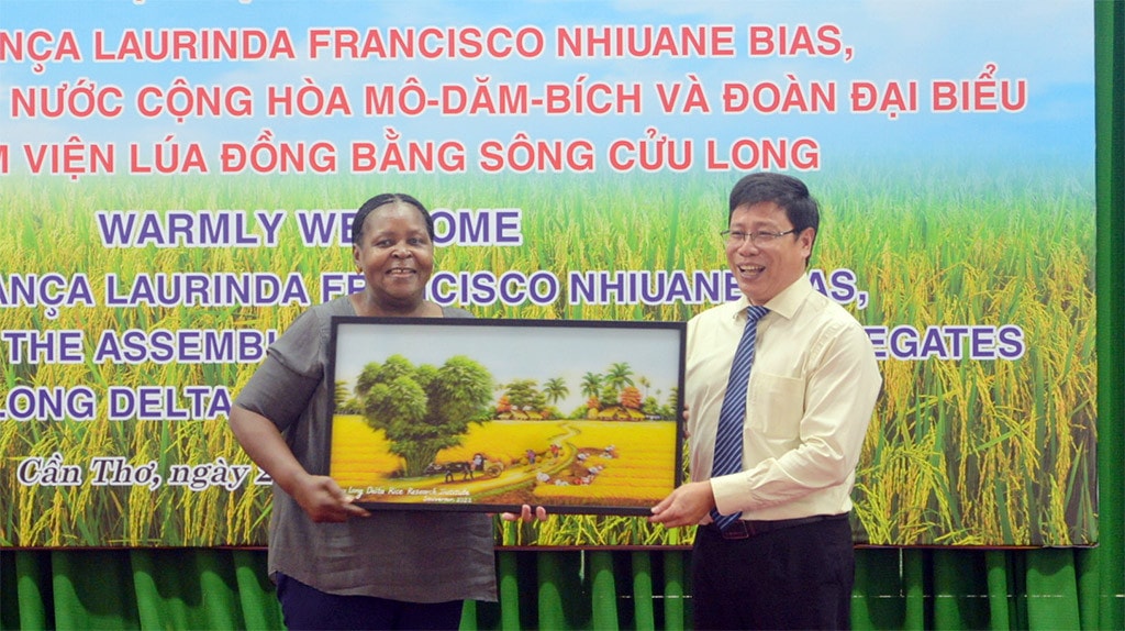 Chủ tịch Quốc hội Cộng hoà Mozambique thăm Viện Lúa Đồng bằng sông Cửu Long