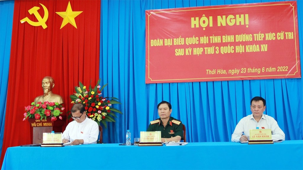 Thứ trưởng Bộ Quốc phòng, Thượng tướng Nguyễn Tân Cương tiếp xúc cử tri tại Bình Dương