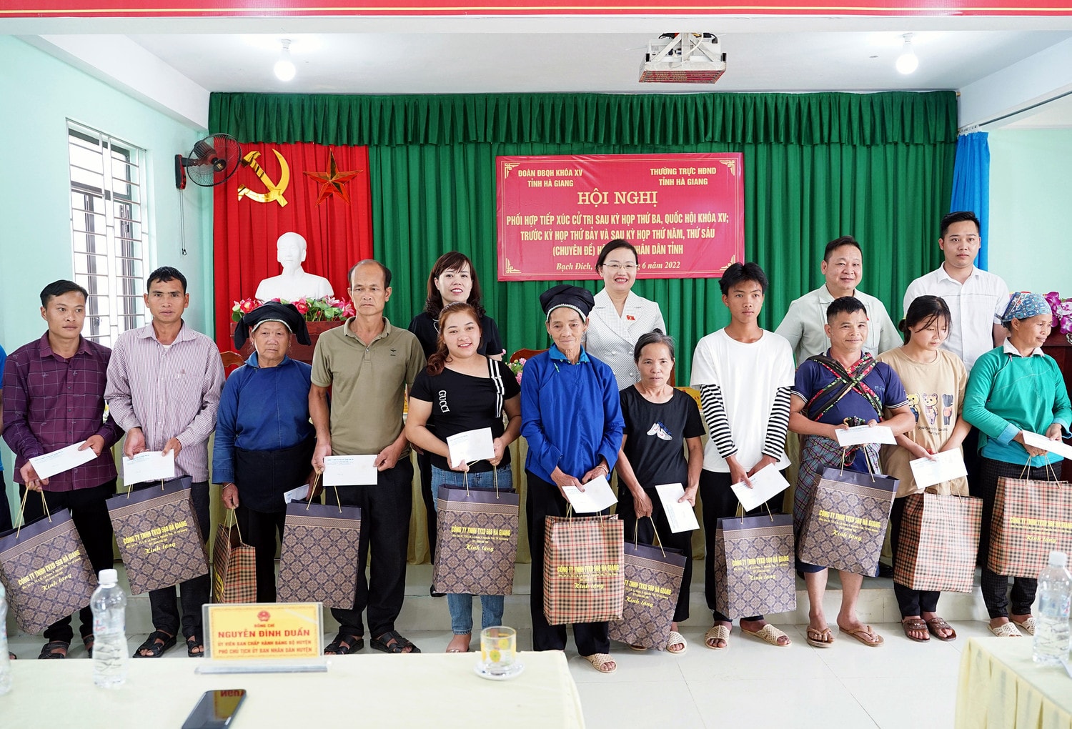 Đoàn đại biểu Quốc hội tỉnh tỉnh tặng quà một số hộ gia đình khó khăn trên địa bàn xã Bạch Đích, huyện Yên Minh Quan tâm đầu tư, sửa chữa nhằm bảo đảm điện thắp sáng cho Nhân dân -0