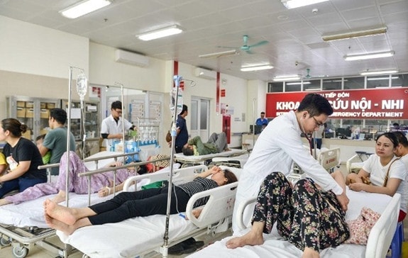 Người già, trẻ em và người mắc tay chân miệng nhập viện tăng do nắng nóng -0