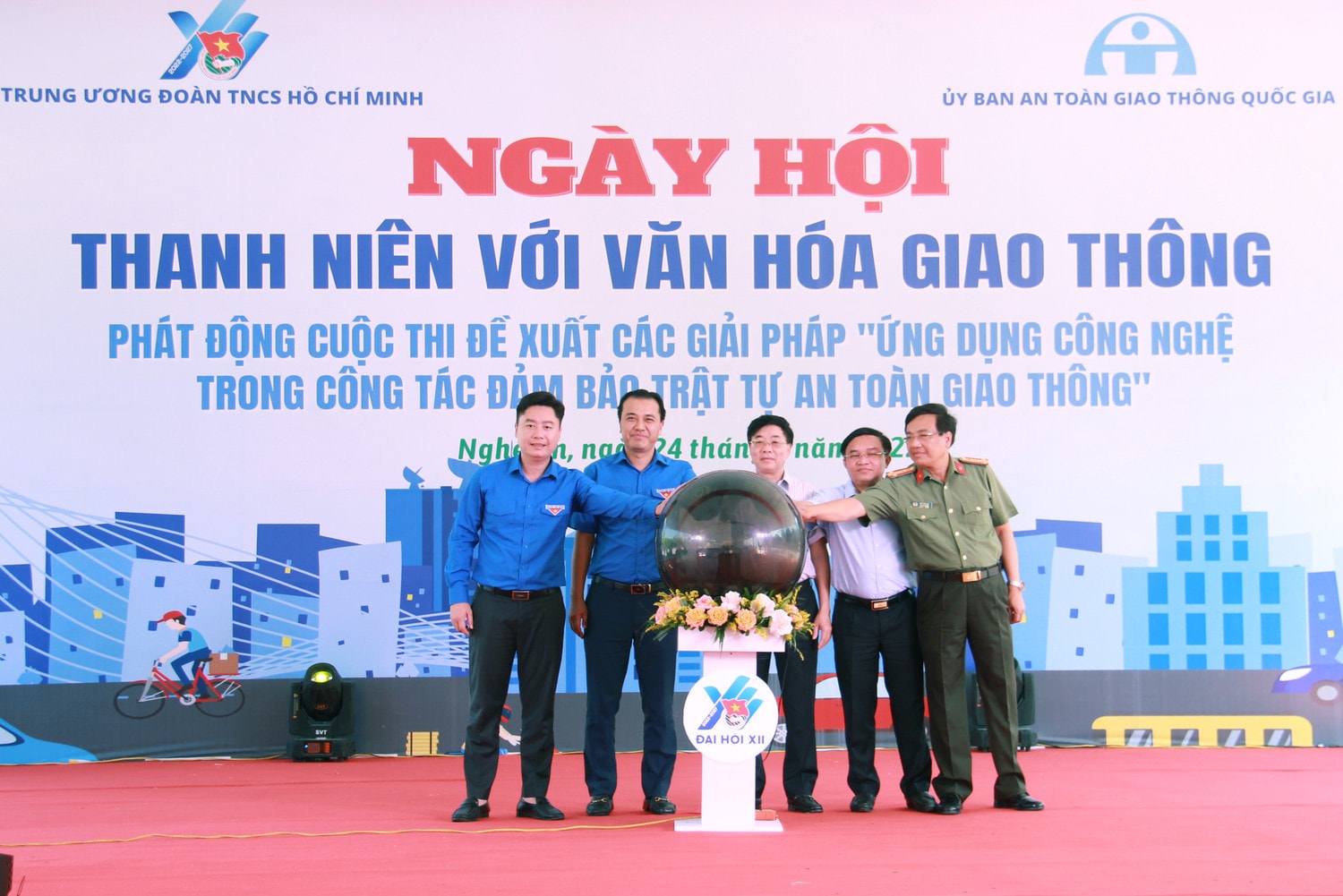 Nghi thức nhấn nút phát động Cuộc thi đề xuất các giải pháp “Ứng dụng các giải pháp công nghệ đảm bảo trật tự an toàn giao thông” Sôi nổi Ngày hội Thanh niên với văn hóa giao thông tại Nghệ An -0