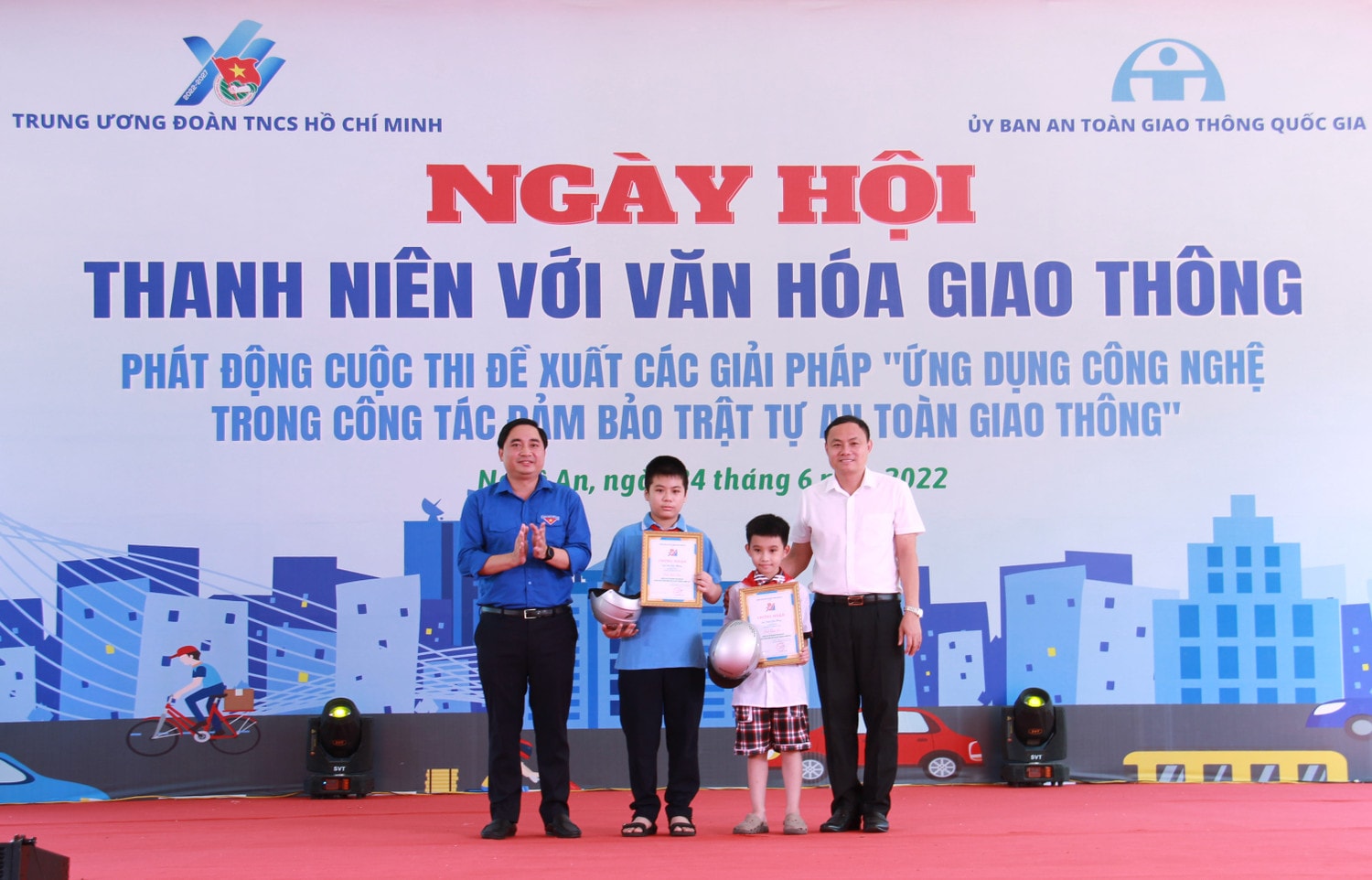 Ban Tổ chức trao giải Cuộc thi vẽ tranh với chủ đề Chất kích thích đối với lái xe trong thiếu nhi Sôi nổi Ngày hội Thanh niên với văn hóa giao thông tại Nghệ An -0