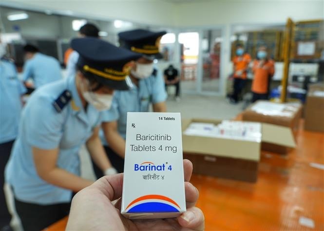 Lợi dụng dịch Covid-19 kéo dài, nhiều đối tượng đã buôn lậu các mặt hàng thuốc điều trị và vật tư y tế. Ảnh: TTXVN.