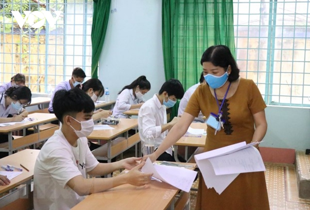  Sáng 7.7, hơn 1 triệu thí sinh bắt đầu ngày thi đầu tiên Kỳ thi tốt nghiệp THPT 2022 -0