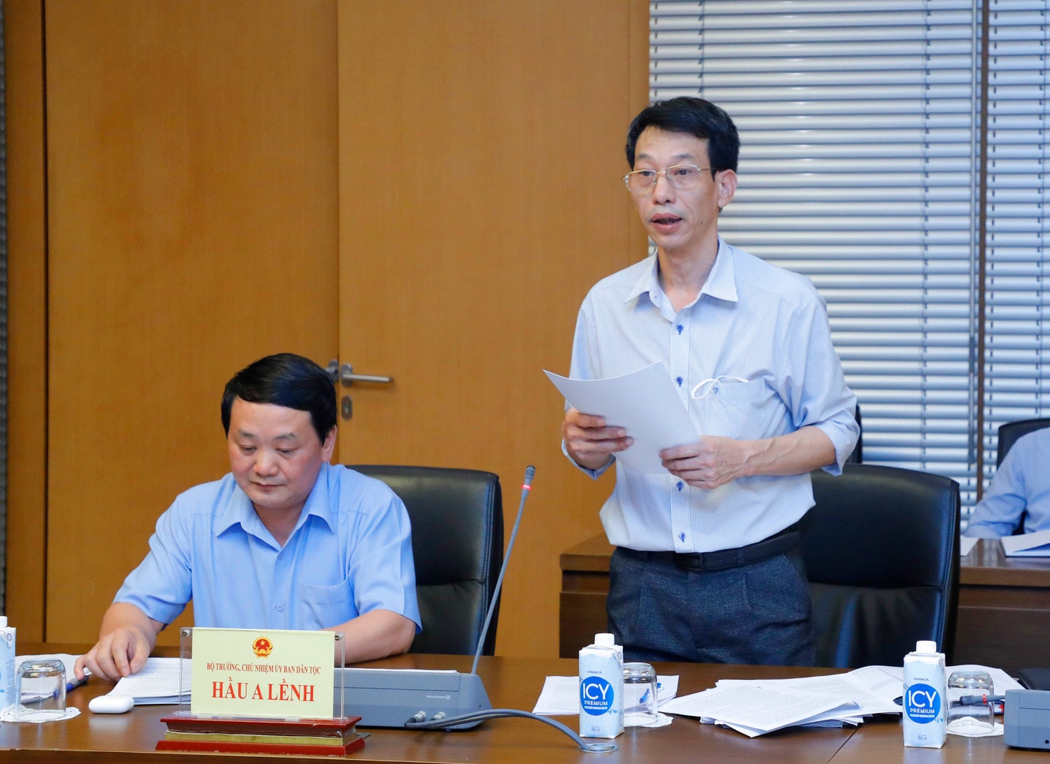 Đại diện Uỷ ban Dân tộc trình bày báo cáo