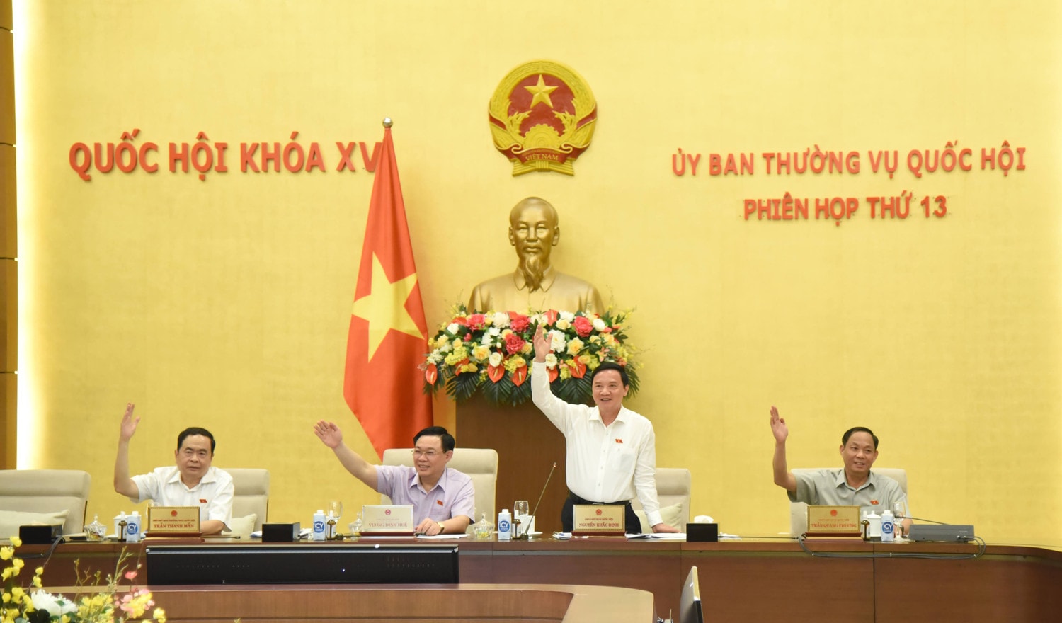Ủy ban Thường vụ Quốc hội biểu quyết thông qua một số nguyên tắc chung trong dự thảo Nghị quyết. Ảnh: Quang Khánh Đưa công tác giám sát văn bản quy phạm pháp luật đi vào nề nếp -0