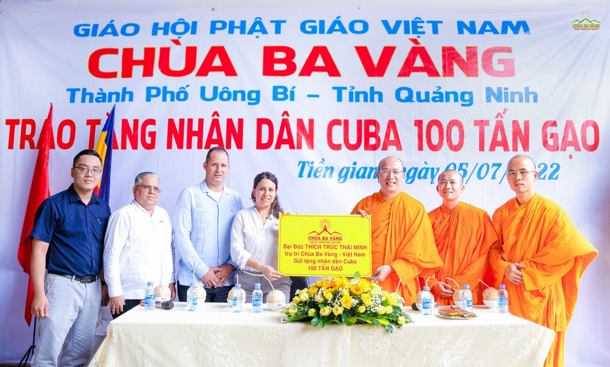 Chư Tăng, Phật tử chùa Ba Vàng tặng Nhân dân Cuba 100 tấn gạo -0