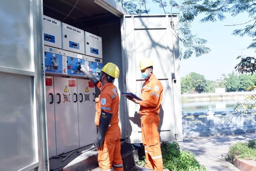 Công nhân viên ngành điện lực kiểm tra, vận hành lưới điện 