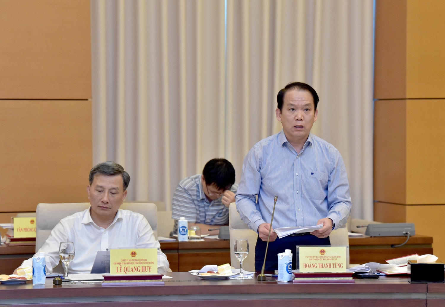 Chủ nhiệm Ủy ban Pháp luật Hoàng Thanh Tùng trình bày báo cáo. Ảnh: Lâm Hiển Chủ tịch Nước Nguyễn Xuân Phúc và Chủ tịch Quốc hội Vương Đình Huệ đồng chủ trì hội nghị về Đề án xây dựng Nhà nước pháp quyền -0