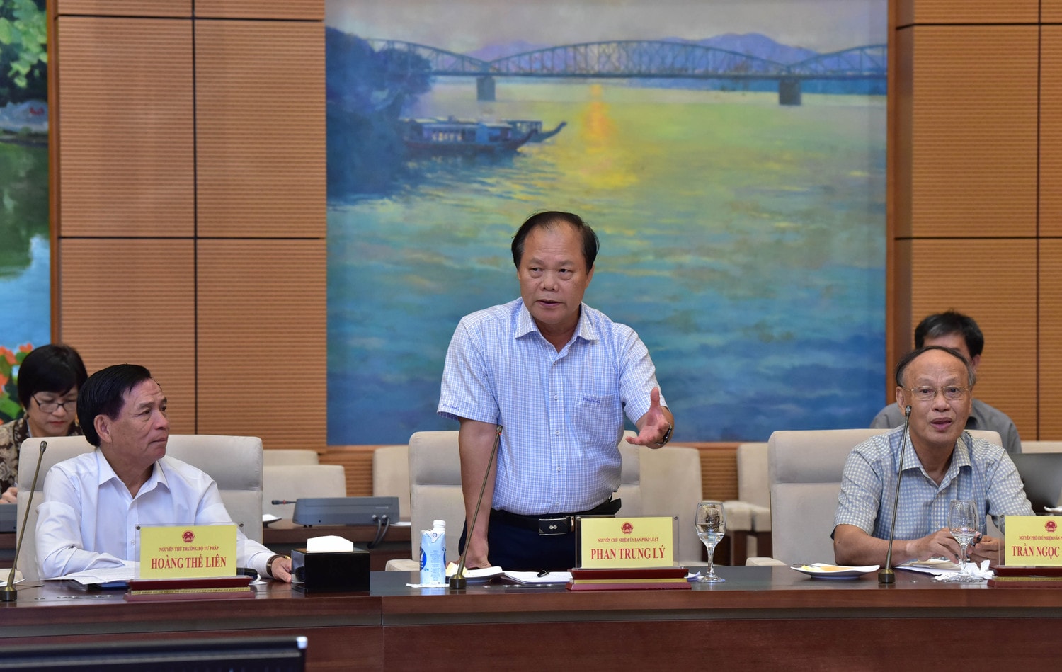Nguyên Chủ nhiệm Ủy ban Pháp luật Phan Trung Lý phát biểu. Ảnh: Lâm Hiển Chủ tịch Nước Nguyễn Xuân Phúc và Chủ tịch Quốc hội Vương Đình Huệ đồng chủ trì hội nghị về Đề án xây dựng Nhà nước pháp quyền -0