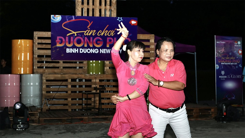 Bình Dương: Tổ chức khiêu vũ dưỡng sinh tại Sân chơi đường phố -1