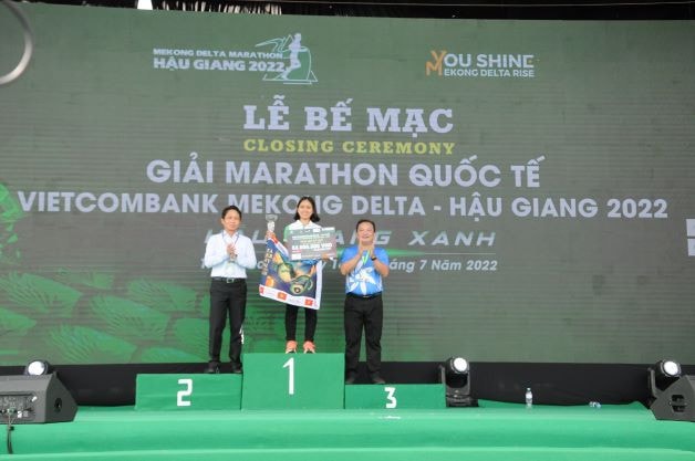 Nữ vận động viên phá kỷ lục nội dung 42km nữ tại giải chạy Hậu Giang: 8.500 vận động viên tham gia Giải Marathon quốc tế Vietcombank -Mekong Delta Hậu Giang 2022 -1