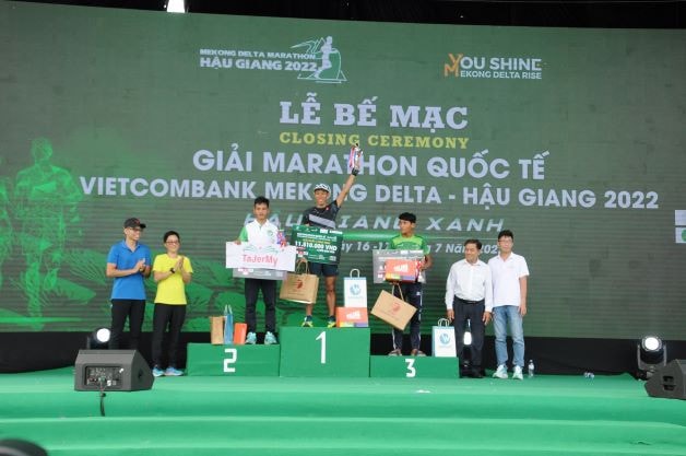 Ban tổ chức trao giải cho các vận động viên nam đoạt giải Nhất, Nhì, Ba Hậu Giang: 8.500 vận động viên tham gia Giải Marathon quốc tế Vietcombank -Mekong Delta Hậu Giang 2022 -0