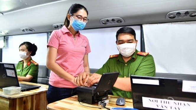 Người dân làm căn cước công dân gắn chip ở TP. Hồ Chí Minh. Nguồn: ITN