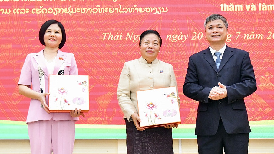 Phó Chủ tịch Quốc hội Lào Sounthone Xayachak thăm, làm việc tại Đại học Thái Nguyên -1