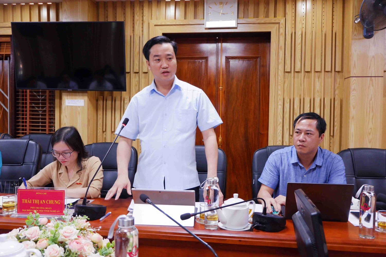 Phó Vụ trưởng Vụ Giáo dục Trung học (Bộ GD-ĐT) Đỗ Đức Quế thông tin, những năm gần đây, Bộ rất yên tâm với giáo dục Nghệ An, trong đó giáo dục mũi nhọn có thành tích nổi bật, chất lượng giáo dục đại trà khá ổn định Miễn học phí bậc THCS: Nên giao địa phương chủ động cân đối và thực hiện theo lộ trình -0