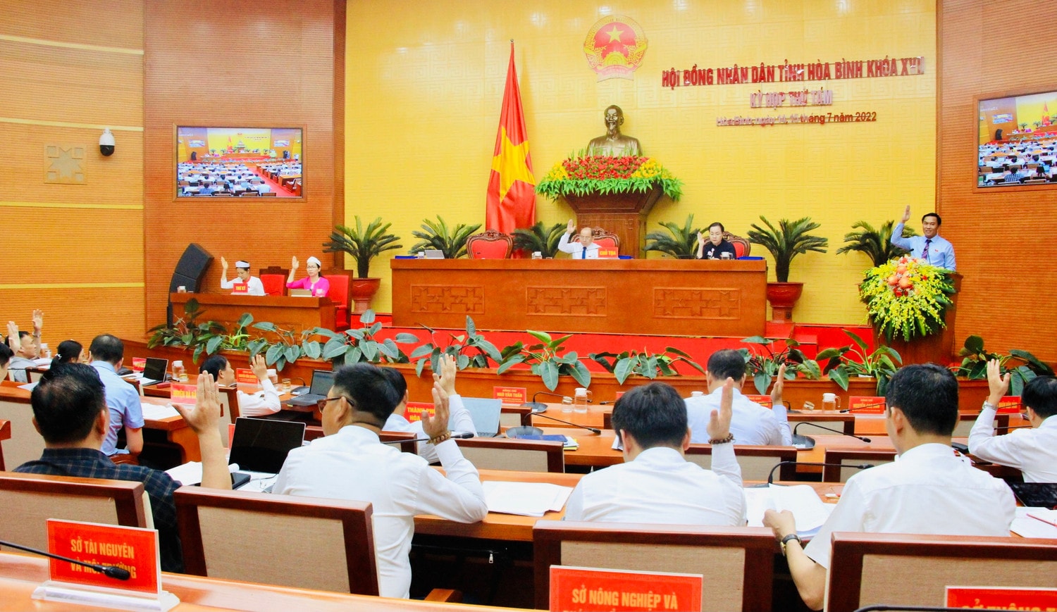 Các đại biểu HĐND tỉnh biểu quyết thông qua các nghị quyết tại kỳ họp. Ảnh Trần Tâm