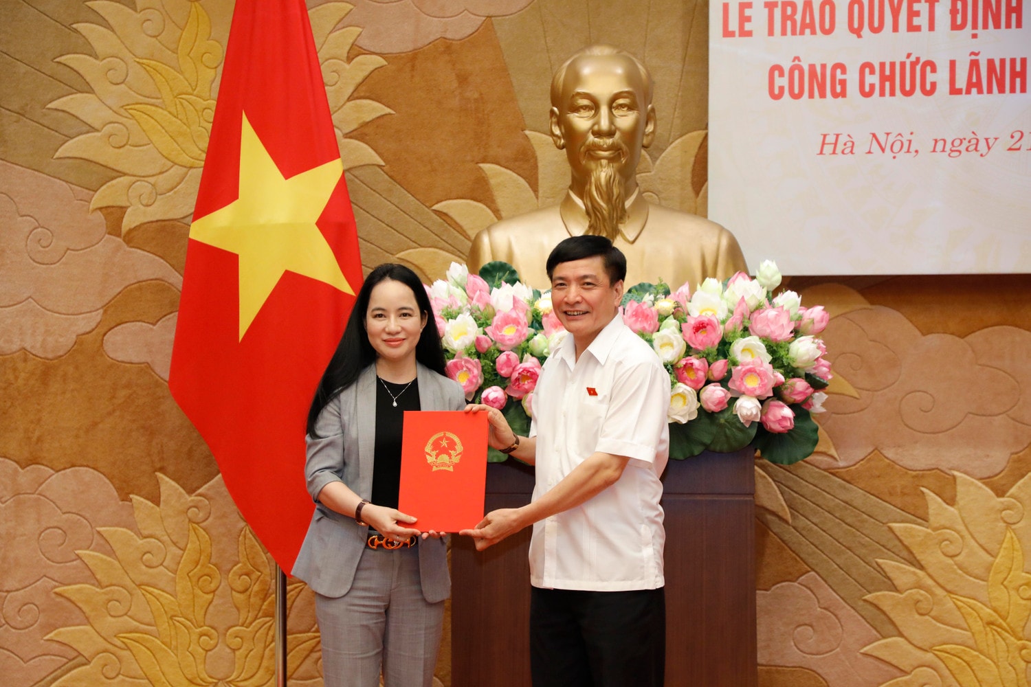 Tổng Thư ký, Chủ nhiệm Văn phòng Quốc hội Bùi Văn Cường trao Quyết định bổ nhiệm cho Vụ trưởng Vụ Kế hoạch-Tài chính