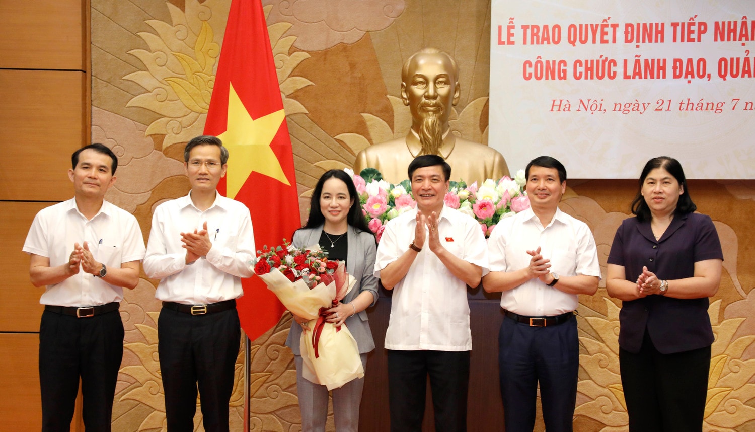Tổng Thư ký, Chủ nhiệm Văn phòng Quốc hội Bùi Văn Cường tặng hoa và trao Quyết định bổ nhiệm cho Vụ trưởng Vụ Kế hoạch-Tài chính 