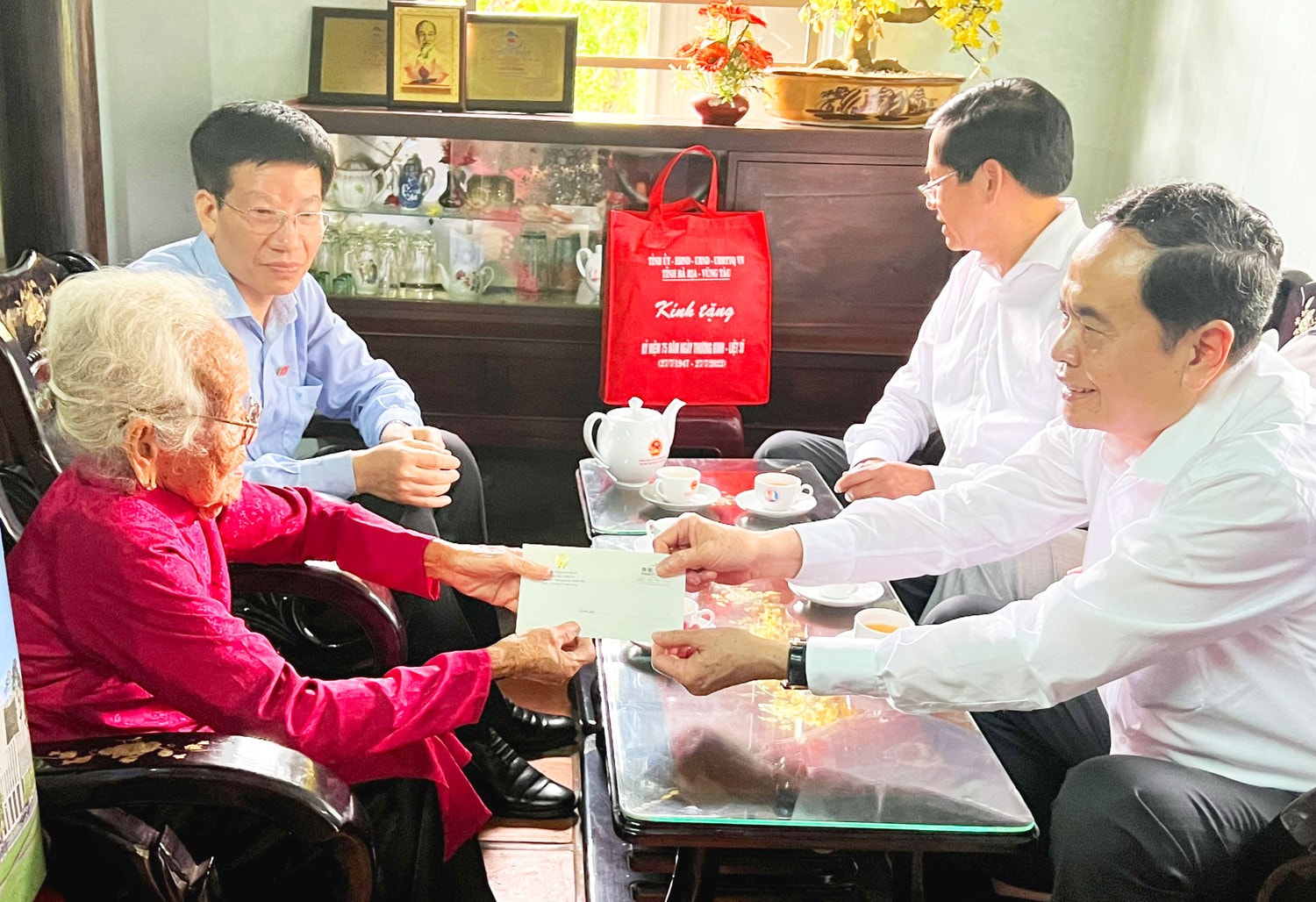 Phó Chủ tịch Thường trực Quốc hội Trần Thanh Mẫn thăm, tặng quà gia đình chính sách tại Bà Rịa - Vũng Tàu -0