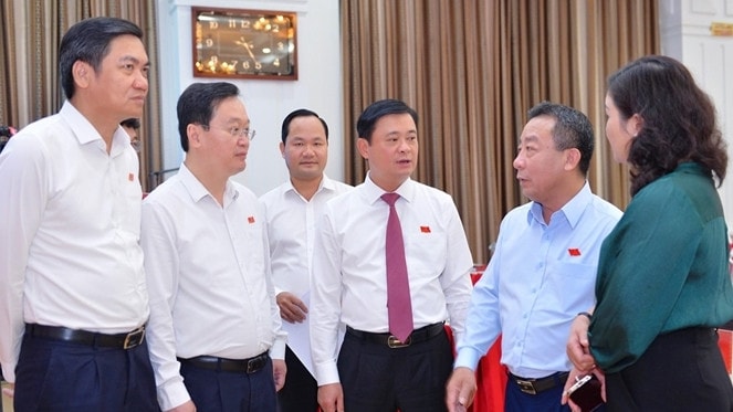 Các đại biểu trao đổi bên hành lang kỳ họp